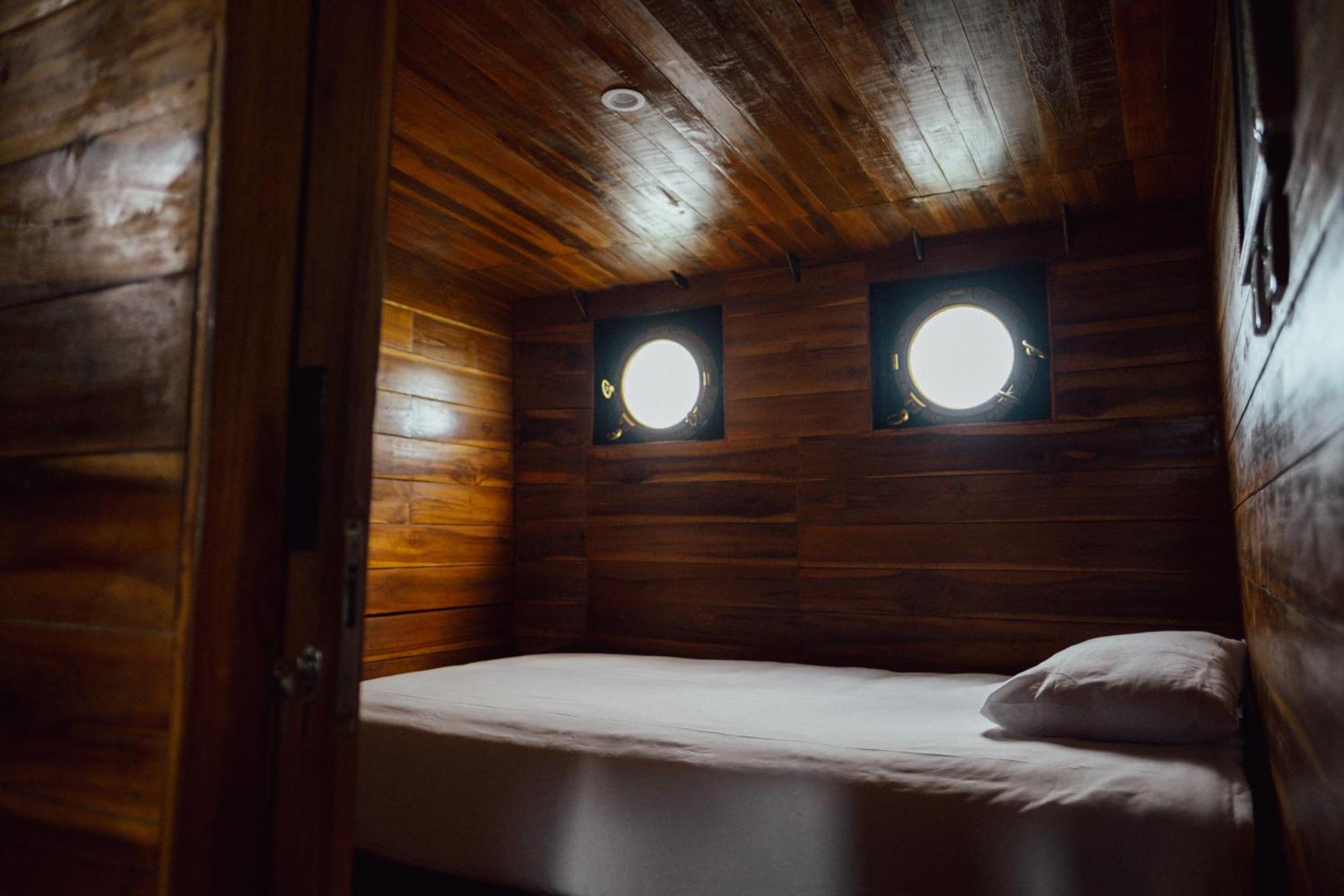 Floating Saltwater Cowboys Botel *
