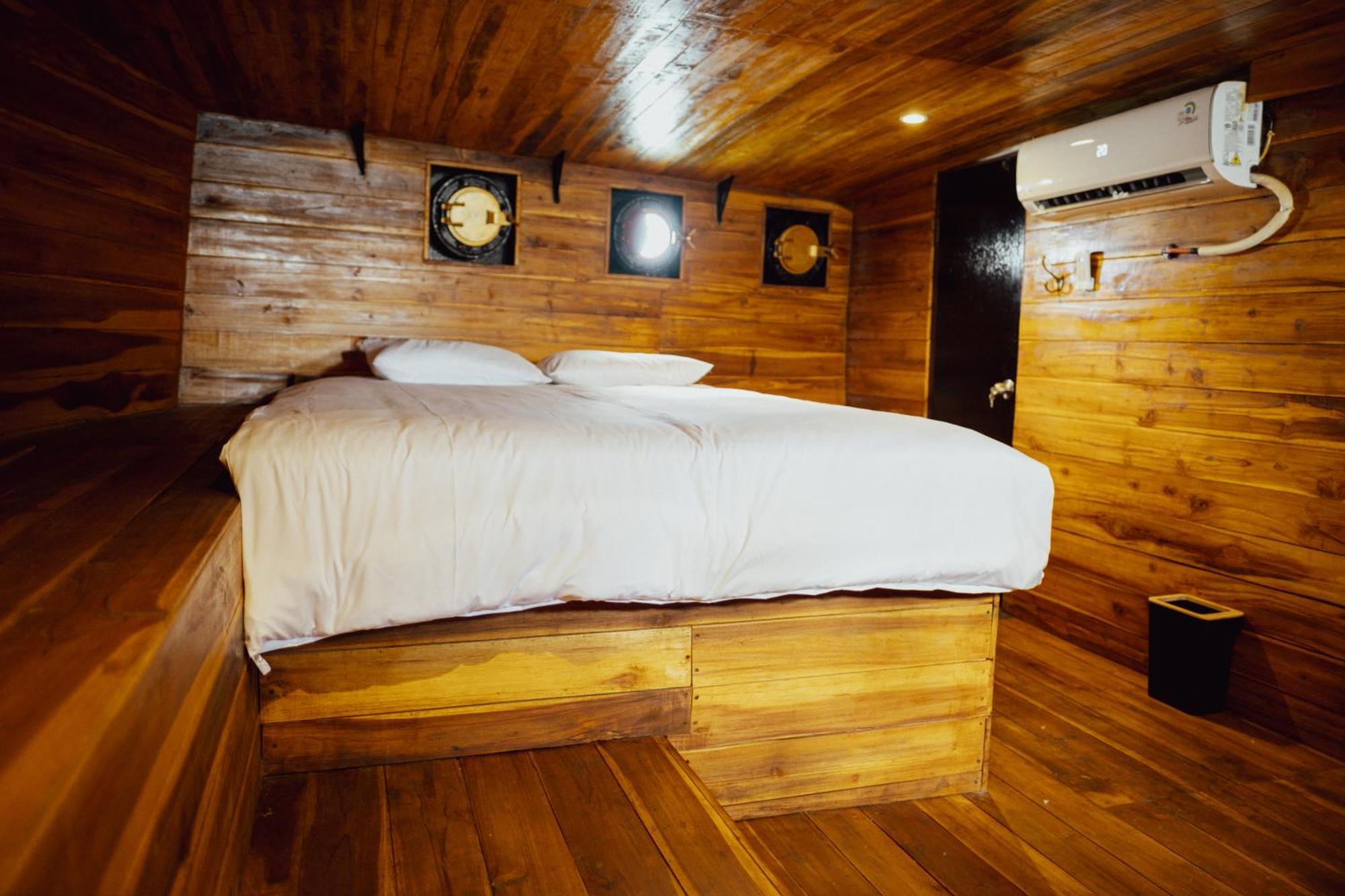 Botel Floating Saltwater Cowboys Kuta Lombok
