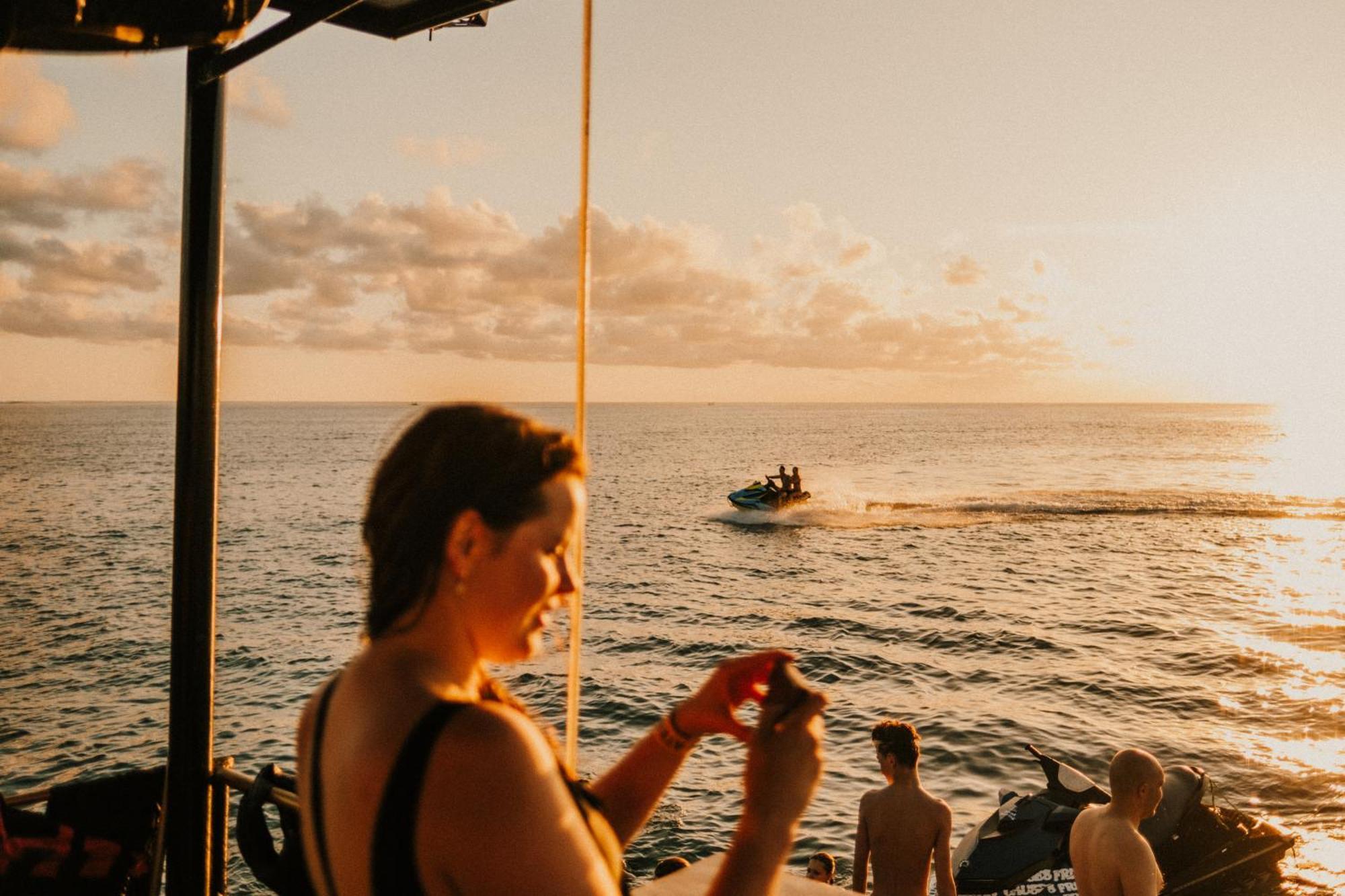 Floating Saltwater Cowboys Botel