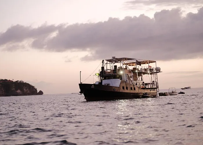 Floating Hotel Saltwater Cowboys