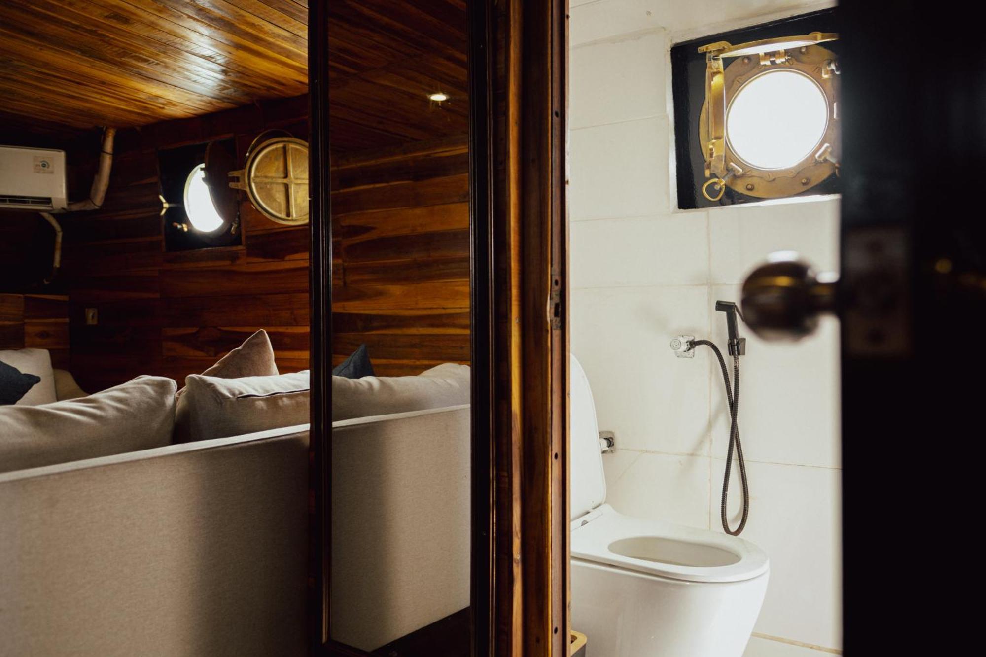 Floating Saltwater Cowboys Botel