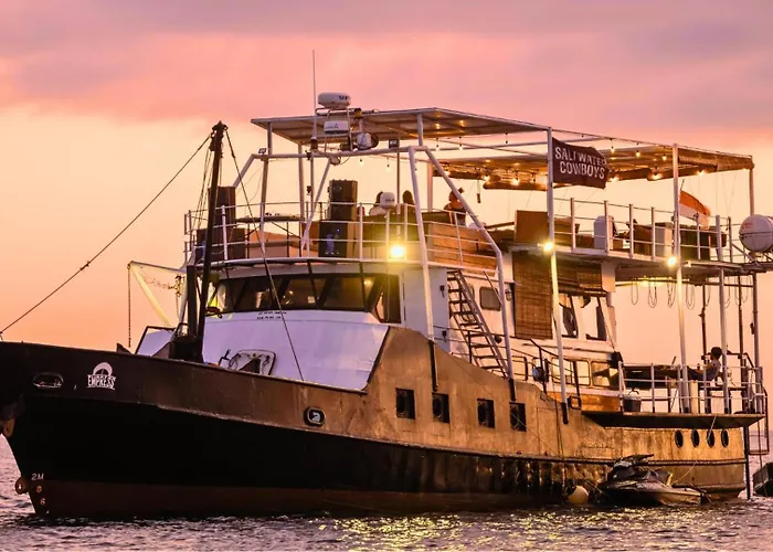 Floating Hotel Saltwater Cowboys