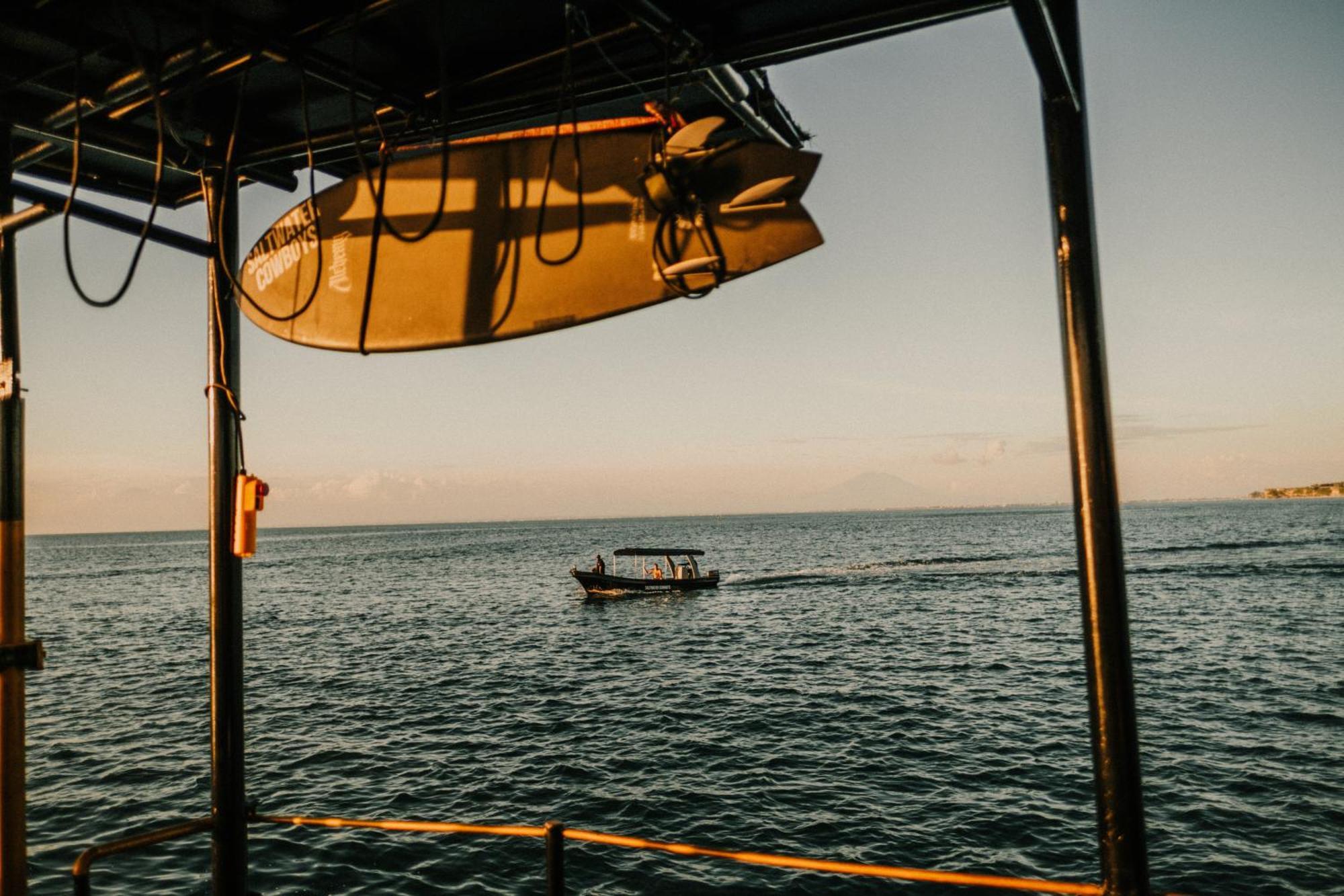 Floating Saltwater Cowboys बोटेल