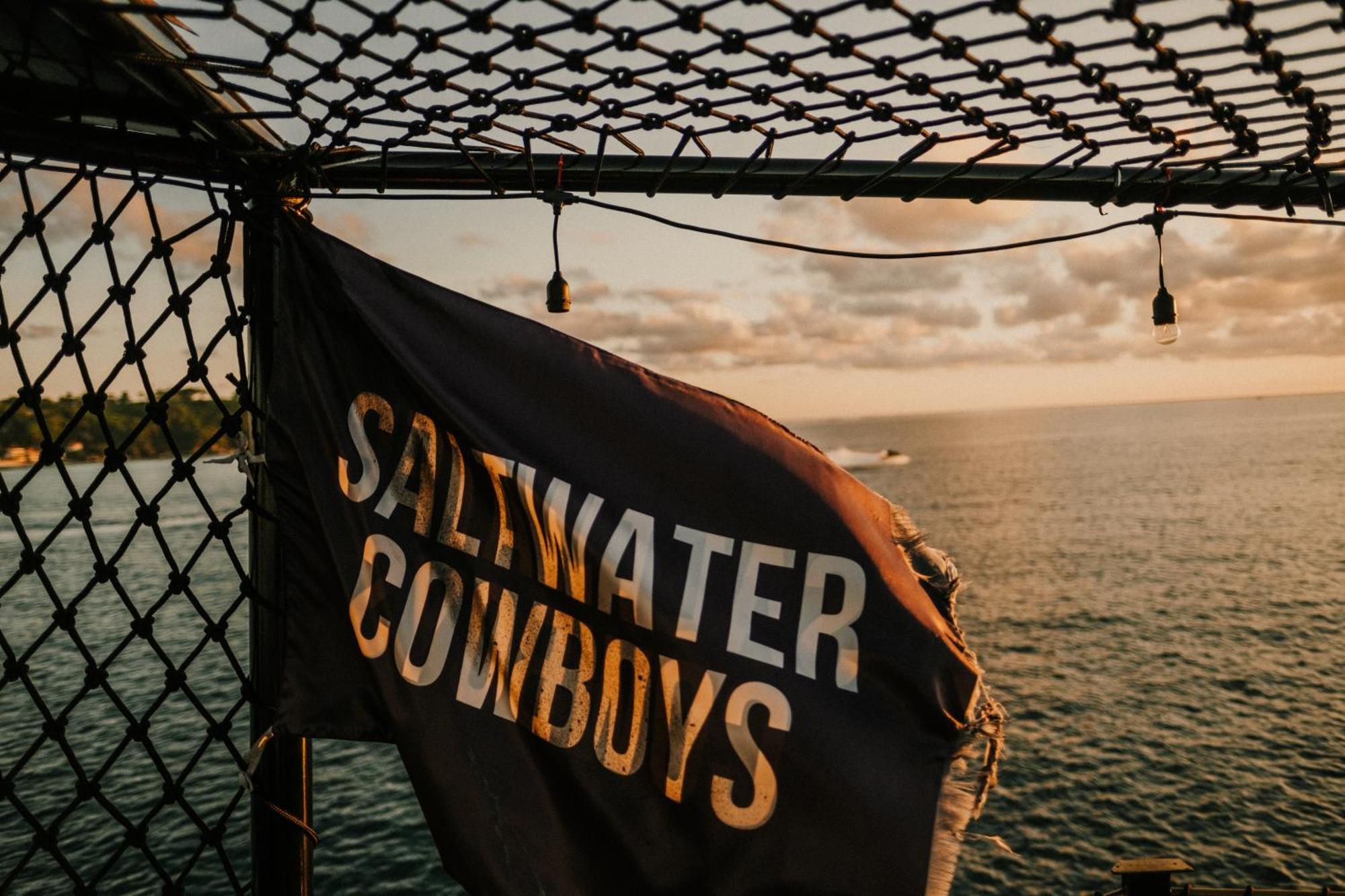 Floating Saltwater Cowboys बोटेल *